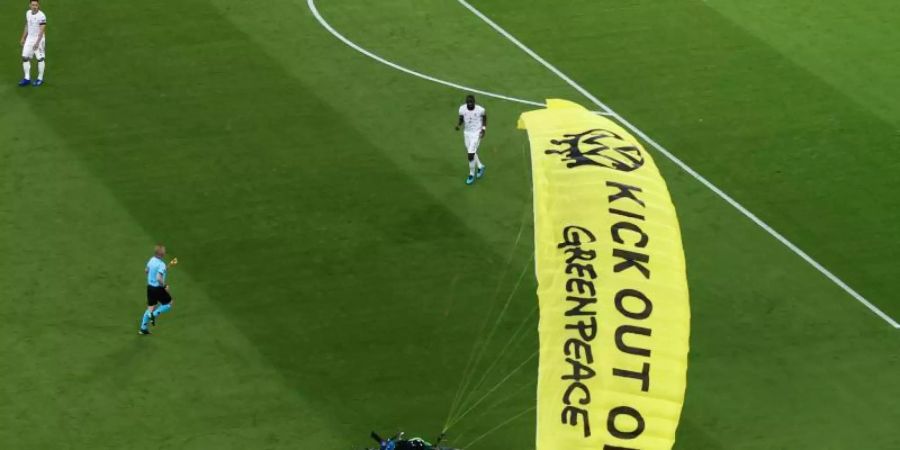 Protest in München: Ein Greenpeace-Aktivist landet auf dem Spielfeld während der EM-Partie Frankreich gegen Deutschland. Foto: Christian Charisius/dpa