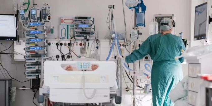 Eine Intensivpflegerin versorgt auf der Intensivstation einen an Covid-19 erkrankten Patienten. Foto: Ole Spata/dpa Eine Intensivpflegerin versorgt auf der Intensivstation einen an Covid-19 erkrankten Patienten. Foto: Ole Spata/dpa