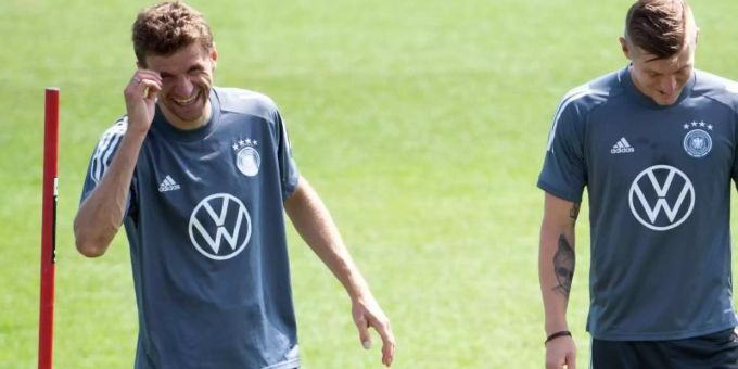 Bestens gelaunt zurück im DFB-Training: Thomas Müller (l) - Toni Kroos freut es auch. Foto: Federico Gambarini/dpa Bestens gelaunt zurück im DFB-Training: Thomas Müller (l) - Toni Kroos freut es auch. Foto: Federico Gambarini/dpa