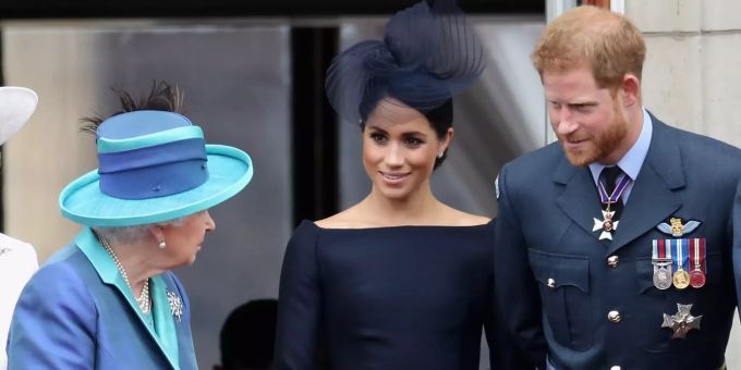 Ein Bild aus vergangenen Zeiten: Queen Elizabeth mit Meghan Markle und Prinz Harry auf dem Balkon des Buckingham Palasts. Meghan Markle Queen Elizabeth