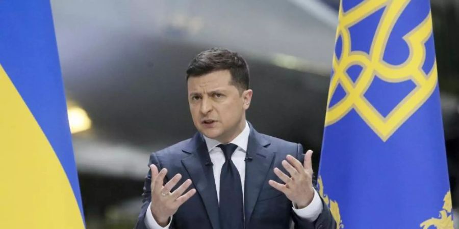 Der ukrainische Präsident Wolodymyr Selenskyj spricht während einer Pressekonferenz. Foto: Efrem Lukatsky/AP/dpa