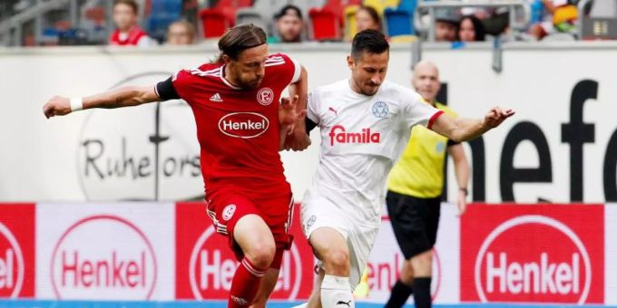 Der Düsseldorfer Adam Bodzek (l) im Laufduell mit dem Kieler Steven Skrzybski. kiel
