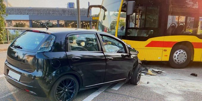 Auf der Kreuzung Brüglingerstrasse/Duggingerhof sind am Freitagabend ein Bus der BLT-Linie 47 und ein Personenwagen kollidiert.