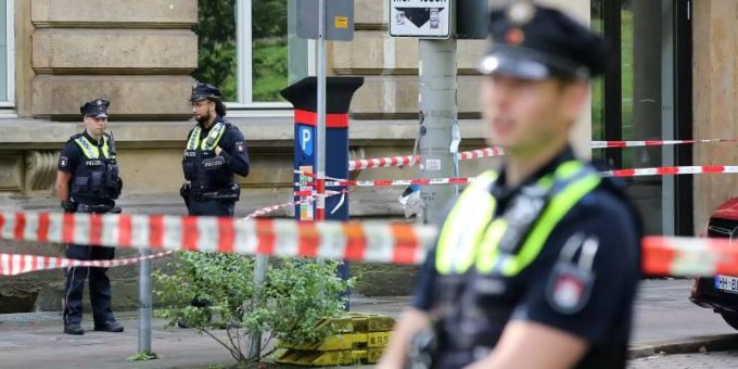 Einsatzkräfte stehen an einer Polizeiabsperrung auf dem Gorch-Fock-Wall in Hamburg. Foto: Bodo Marks/dpa Einsatzkräfte stehen an einer Polizeiabsperrung auf dem Gorch-Fock-Wall in Hamburg. Foto: Bodo Marks/dpa