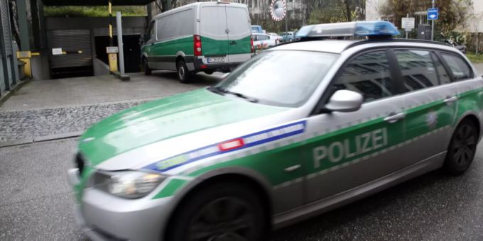 In einem Wagen der bayrischen Polizei wird ein alkoholisierter Fussgänger von der Autobahn zur Polizeiinspektion gebracht. (Symbolbild) bayrische Polizei