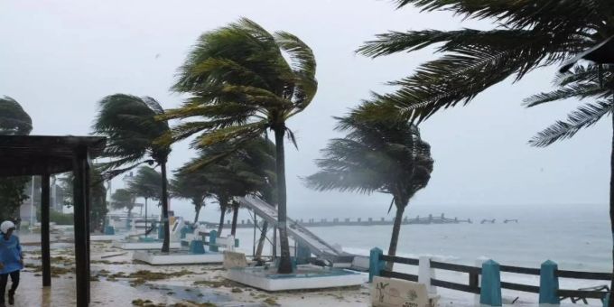 Mexiko kennt sich mit Stürmen aus: Der Hurrikan «Grace» hat letztes Jahr auf der bei Urlaubern beliebten Halbinsel Yucatán weitreichende Stromausfälle verursacht. Foto: Israel Rosas/XinHua/dpa hurrikane