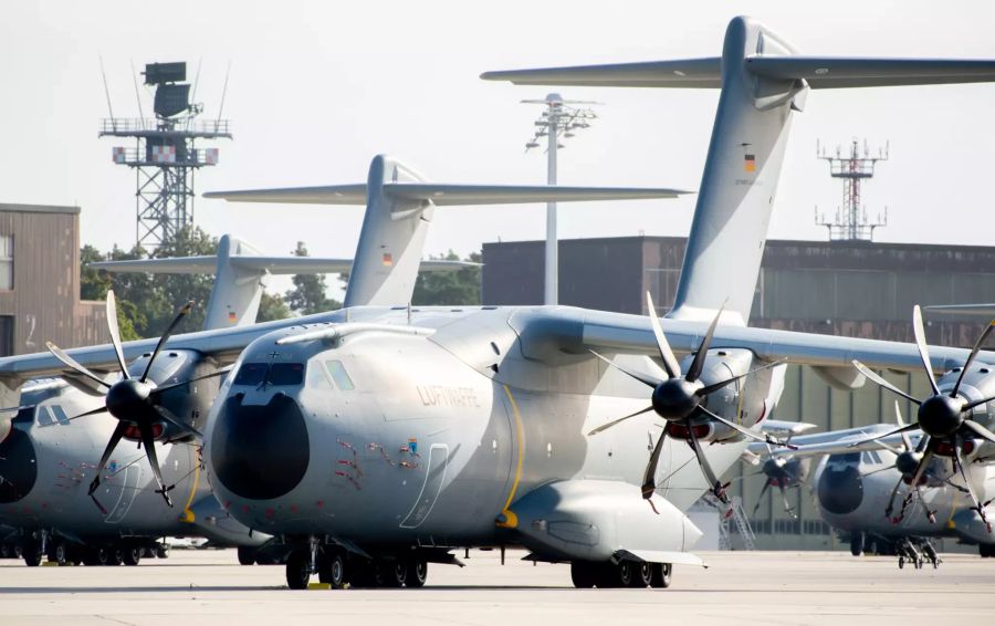 Transportflugzeuge vom Typ Airbus A400M der Luftwaffe stehen am Morgen auf dem Fliegerhorst Wunstorf (D) in der Region Hannover (D).