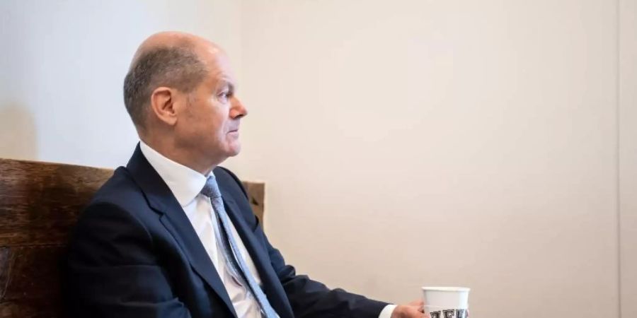 Olaf Scholz (SPD) in einem Café. FDP und Linke haben von dem Finanzminister und SPD-Kanzlerkandidat Aufklärung über Vorwürfe gefordert, er habe sein Ministerium zu Wahlkampf-Zwecken eingesetzt. Foto: Bernd von Jutrczenka/dpa