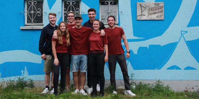 Das OK des JUBLAläums ins Sarmenstorf. Hinten (v.l.): Tobias Ruckli, Raffael Köchli, Rico Köchli, Marco Hartmeier. Vorne (v.l.): Jana Hartmeier, Pascal Kühni, Robin Oexle. Jubla Sarmenstorf OK Jubiläumsfeier