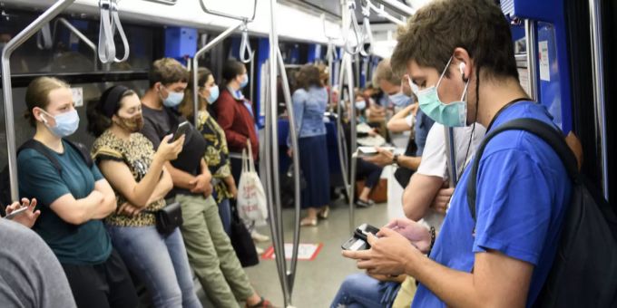 Seit einem Jahr gilt im öffentlichen Verkehr Maskenpflicht – und daran dürfte sich bis auf Weiteres nichts ändern. Maskenpflicht Jubiläum Coronavirus