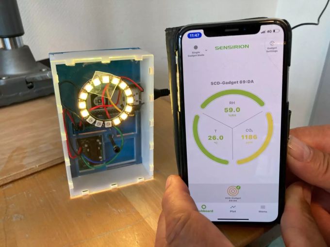 Das CO2-Ampel-Kit von MakeHumanTechnology kann selbst zusammengebaut und programmiert werden. CO2 Ampel-Kit