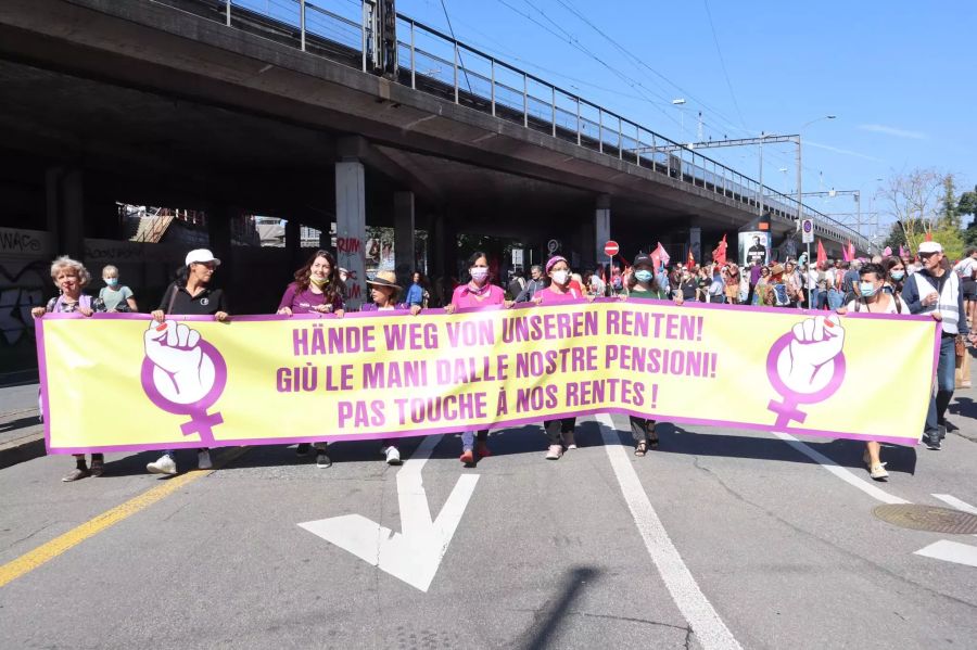 Hände weg von unseren Renten, fordern die Demonstranten.