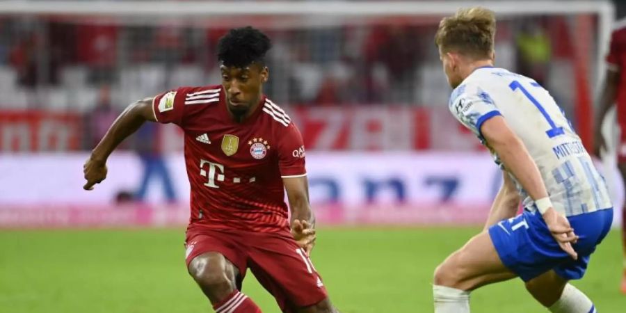 Münchens Kingsley Coman (l) und Herthas Maximilian Mittelstädt kämpfen um den Ball. Foto: Sven Hoppe/dpa