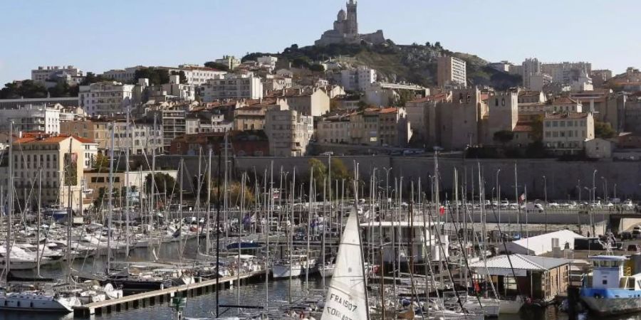 Blick auf den alten Hafen Marseilles, auch bekannt als Vieux-Port. Seit Mitternacht gelten grössere Teile Frankreichs als Corona-Hochrisikogebiet. Foto: picture alliance / dpa