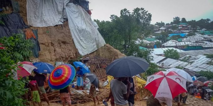 10.000 Rohingya-Flüchtlinge wegen Erdrutschen in Bangladesch in Sicherheit gebracht 10.000 Rohingya-Flüchtlinge wegen Erdrutschen in Bangladesch in Sicherheit gebracht