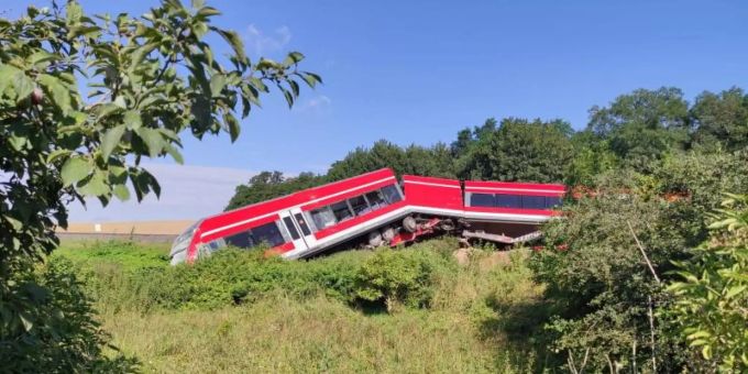 Bis auf Schürfwunden und Prellungen kommen alle Beteilgten mit dem Schrecken davon. Foto: Marcin Bielecki/PAP/dpa Bis auf Schürfwunden und Prellungen kommen alle Beteilgten mit dem Schrecken davon. Foto: Marcin Bielecki/PAP/dpa