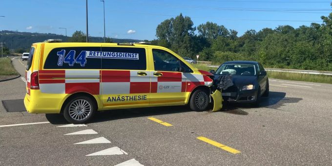 Die Unfallsstelle in Eiken nach dem Zusammenstoss. polizei