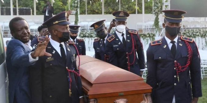 Haitianische Soldaten mit dem Sarg von Präsident Jovenel Moïse Haiti
