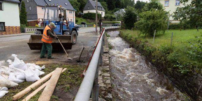 In Jöhstadt laufen die Aufräumarbeiten nach dem Unwetter. Unwetter in Sachsen Aufräumarbeiten