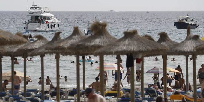 Gäste liegen am Strand von Paguera auf Mallorca. Nach der angekündigten Hochstufung Spaniens zum Corona-Hochinzidenzgebiet gibt es zunächst keine Hinweise, dass viele Menschen ihren Urlaub vorzeitig abbrechen oder gebuchte Aufenthalte stornieren wollen. Foto: Clara Margais/dpa Gäste liegen am Strand von Paguera auf Mallorca. Nach der angekündigten Hochstufung Spaniens zum Corona-Hochinzidenzgebiet gibt es zunächst keine Hinweise, dass viele Menschen ihren Urlaub vorzeitig abbrechen oder gebuchte Aufenthalte stornieren wollen. Foto: Clara Margais/dpa