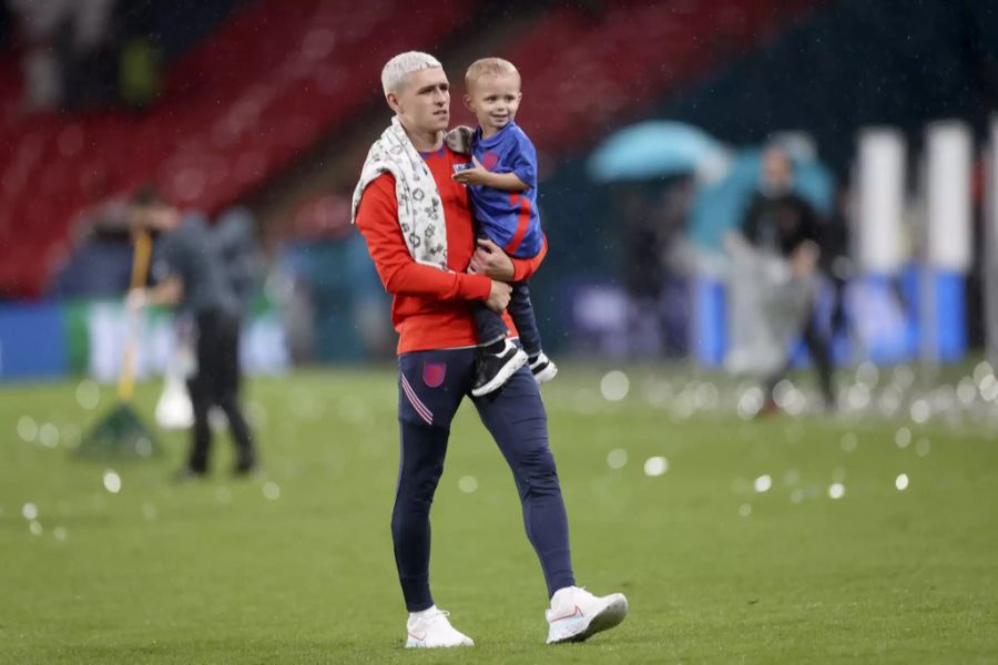 Phil Foden mit seinem zweijährigen Sohn Ronnie.