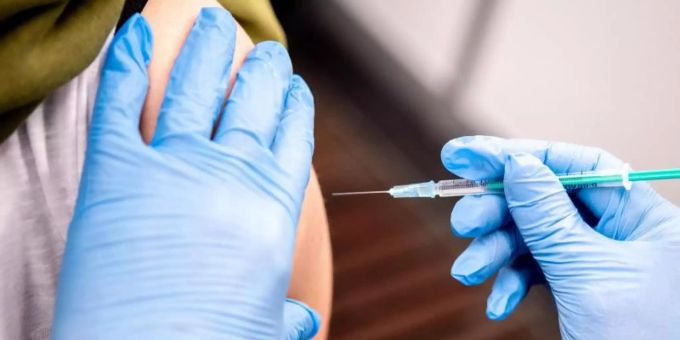 Eine Person erhält die Corona-Impfung. Coronavirus Impfung