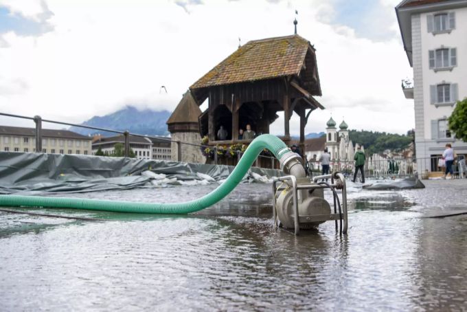 Der Vierwaldstättersee hatte in Luzern die kritische Marke erreicht. Vierwaldstättersee
