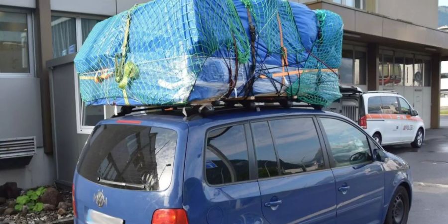 532 Kilo Material lud ein deutscher Autofahrer auf sein Autodach. Erlaubt sind 50 Kilo. Die Nidwaldner Kantonspolizei hielt ihn auf der A2 Richtung Süden an.