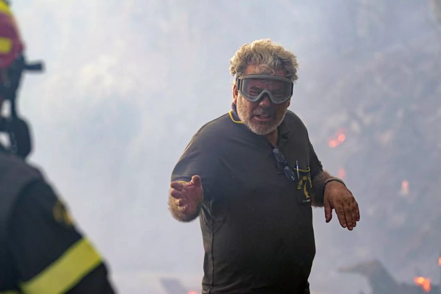 Ein Feuerwehrmann während Löscharbeiten auf Sardinien.