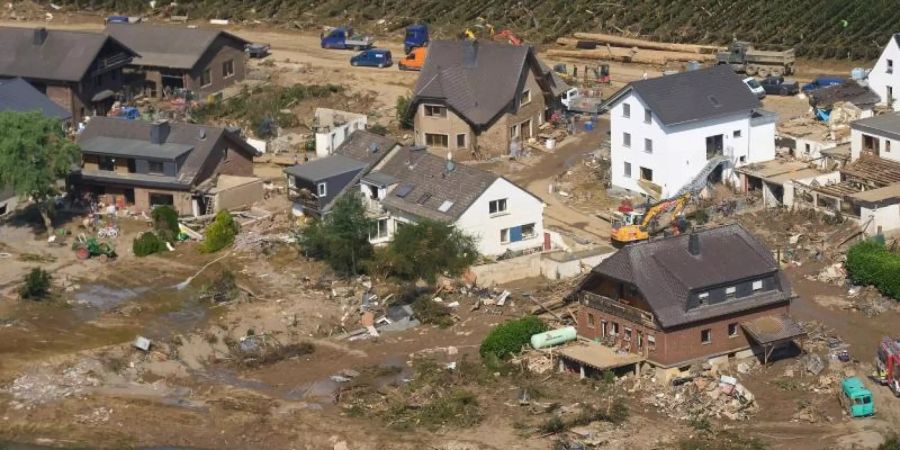 Rettungskräfte sind nach dem Hochwasser in Marienthal in Rheinland-Pfalz im Einsatz. Foto: Thomas Frey/dpa