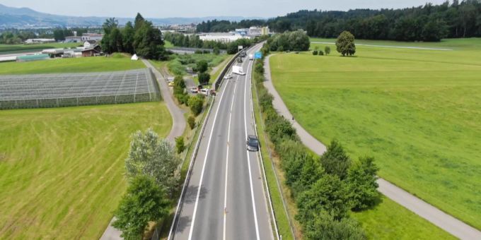 Ein gelöster Anhänger kollidiert mit einem Pickup in Jona SG. a 15 jona SG