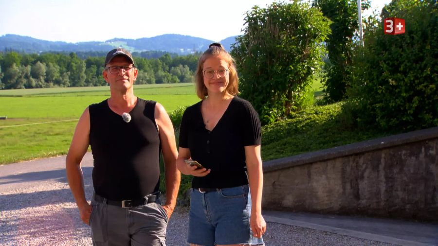 Nadine und Papa Emil schauen Röbi zu,