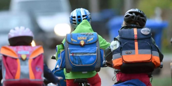 Kinder sind auf einer Strasse mit dem Fahrrad unterwegs zur Schule. (Archivbild). Foto: Ralf Hirschberger/dpa-Zentralbild/dpa Kinder sind auf einer Strasse mit dem Fahrrad unterwegs zur Schule. (Archivbild). Foto: Ralf Hirschberger/dpa-Zentralbild/dpa