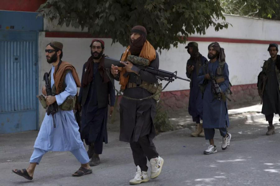 Im Internet wird über die Mode-Eskapaden der Taliban gespottet.