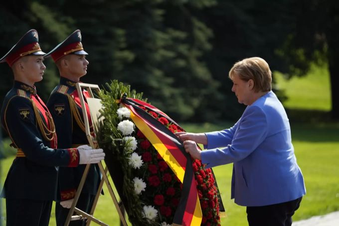 Angela Merkel legt einen Kranz zum Gedenken an die Opfer des zweiten Weltkriegs nieder. angela merkel