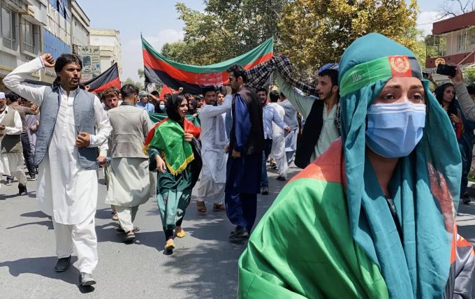 Menschen mit der Afghanistan-Flagge heute Donnerstag in Kabul. Sie feiern die Unabhängigkeit von Grossbritannien. Berichten zufolge gab es auch Demonstrationen gegen die Taliban. Afghanistan