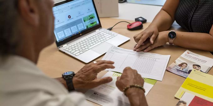 Die Stellensuchendenquote sank leicht um 0,1 Prozentpunkte auf 4,5 Prozent. (Eine Beratungssituation im Regionalen Arbeitsvermittlungszentrums (RAV) in Locarno, Symbolbild/Archivbild). Arbeitsvermittlungszentrum