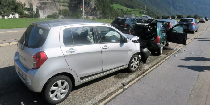An den vier Fahrzeugen entstand Sachschaden. Kantonspolizei Glarus