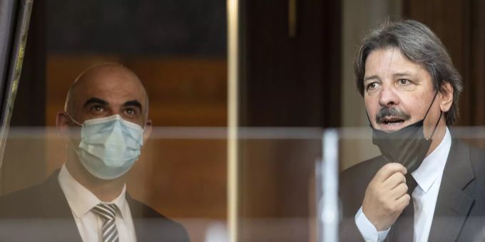 Bundesrat Alain Berset und SP-Ständerat Paul Rechsteiner, Präsident der Kommission für soziale Sicherheit und Gesundheit des Ständerats, unterhalten sich während der Sommersession 2021. Alain Berset Paul Rechsteiner