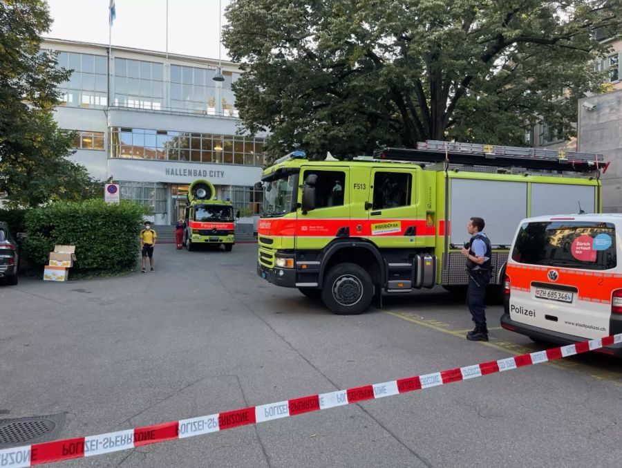 Ein Polizist im Einsatz beim Hallenbad City in Zürich.