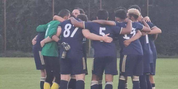 Die Mannschaft des SC Holligen 94 schwört sich auf das Spiel ein. SC Holligen 94
