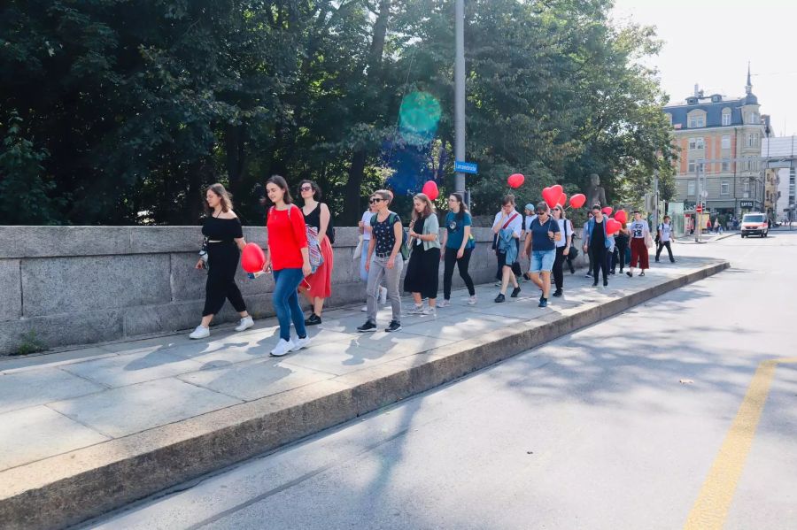 Gemütlich zog die kleine Gruppe durch Bern.