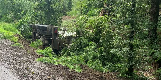 Lastwagen kam von der Strasse ab und kam im Wald, auf der Seite liegend, zum Stillstand.