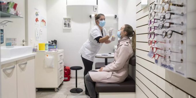 Apothekerin Natalia Blarer Gnehm, Geschäftsführerin Europaallee Apotheke toppharm, macht einen Abstrich bei einer Frau, aufgenommen am Montag, 19. Oktober 2020 in Zürich. Apotheke Abstrich Test Zertifikat