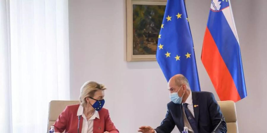 Ursula von der Leyen (l), Präsidentin der EU-Kommission, und Janez Jansa, Ministerpräsident von Slowenien, sitzen während eines bilaterales Treffens zusammen. Foto: Nebojsa Tejic/STA/dpa