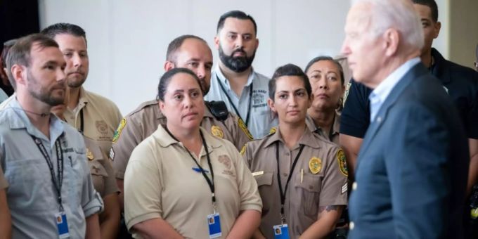 Präsident Biden (r.) mit Einsatzkräften in Florida. Joe Biden