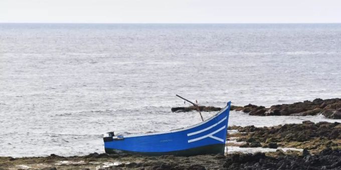 Ein leeres Boot an einem Strand in Spanien (Symbolbild). Foto: Europa Press/EUROPA PRESS/dpa Ein leeres Boot an einem Strand in Spanien (Symbolbild). Foto: Europa Press/EUROPA PRESS/dpa