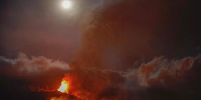 Lava bricht aus einem Vulkan in der Nähe von El Paso auf der Insel La Palma aus. Foto: Kike Rincon/Europa Press/dpa Lava bricht aus einem Vulkan in der Nähe von El Paso auf der Insel La Palma aus. Foto: Kike Rincon/Europa Press/dpa