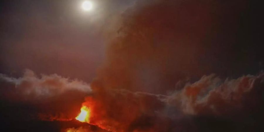 Lava bricht aus einem Vulkan in der Nähe von El Paso auf der Insel La Palma aus. Foto: Kike Rincon/Europa Press/dpa