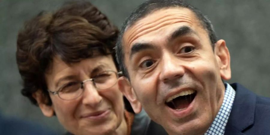Ugur Sahin (r.) und Özlem Türeci. Foto: Federico Gambarini/dpa